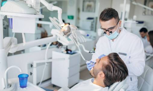 Kluczowe korzyści z regularnych wizyt u dentysty