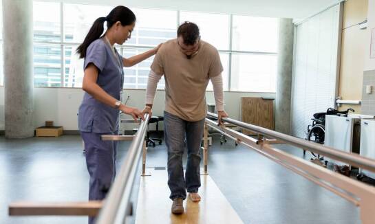 Dlaczego warto korzystać z usług fizjoterapeutycznych po operacjach na kręgosłupie?