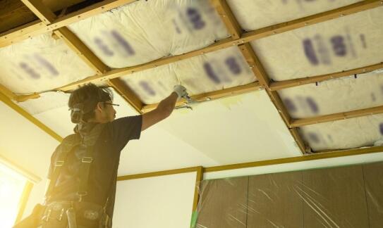 Zastosowanie kleju do mineralnej wełny w trudnych warunkach klimatycznych