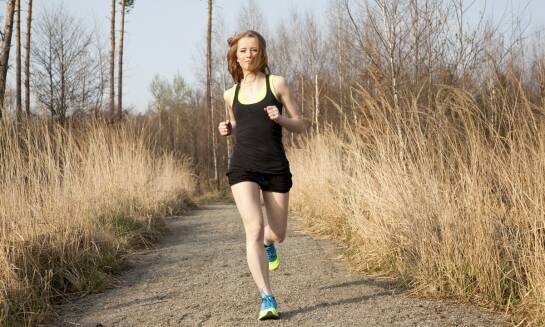 Jakie biegowe techniki warto rozwijać w kontekście przygotowań do triathlonu?