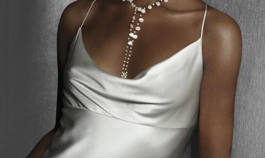 Złoty damski łańcuszek: idealny dodatek do wieczorowej kreacji