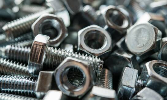 Jakie są zalety stosowania imbusowych śrubek w przemyśle?