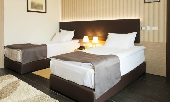 Komfortowe warunki zakwaterowania w naszych pokojach przy jeziorze