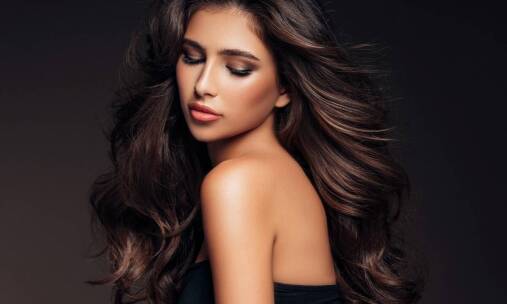 Jak wybrać idealny kolor włosów, aby podkreślić piękno naturalne?