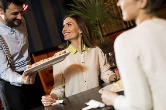 Co wyróżnia profesjonalną gastronomiczną obsługę na eventach?