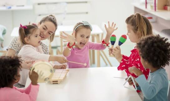 W jaki sposób niepubliczne przedszkola wspierają rozwój sensoryczny dzieci?