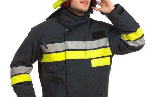 Jakie cechy wyróżniają nowoczesne policyjne płaszcze na tle tradycyjnych modeli?