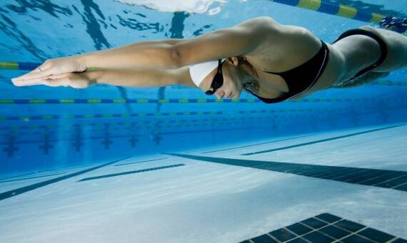 Jak nauka pływania przyczynia się do poprawy zdrowia oraz kondycji fizycznej