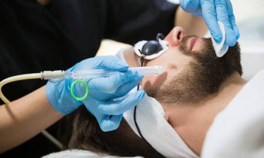 Jakie korzyści przynoszą profesjonalne pielęgnacyjne zabiegi dla skóry mężczyzn?