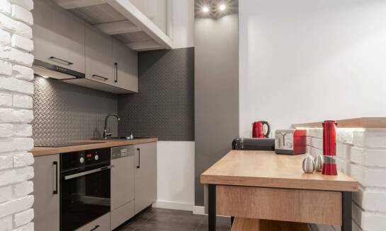 Jakie systemy do przechowywania warto zainstalować w małych kuchniach?