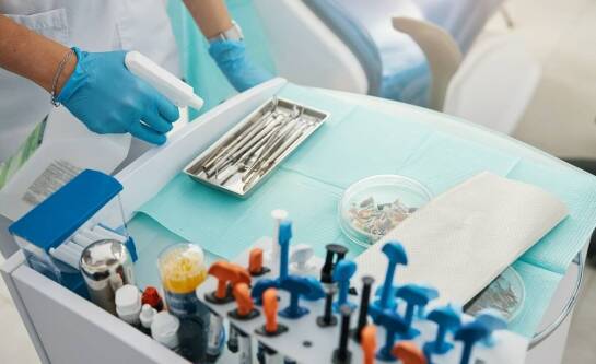 Co warto wiedzieć o procesie wszczepiania zębowych implantów?