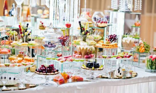 Słodkie stoły z elegancką nutą – propozycje na wyjątkowe przyjęcia