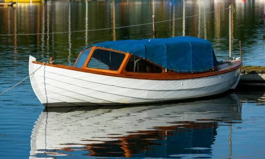 Pokrowiec na wędkarską łódkę – ochrona przed słońcem i deszczem