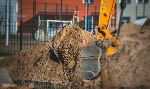 Rola napędowych kół w minikoparkach – co warto wiedzieć?