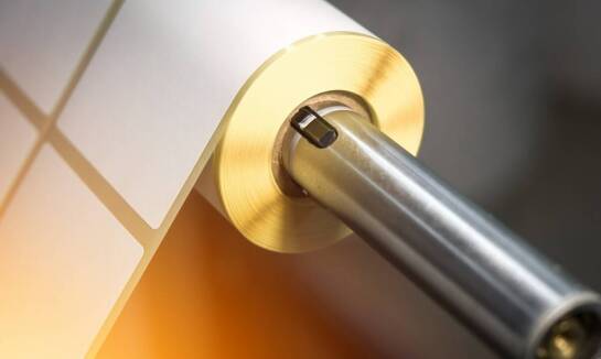 Jakie są korzyści z zastosowania znamionowych tabliczek w firmie?