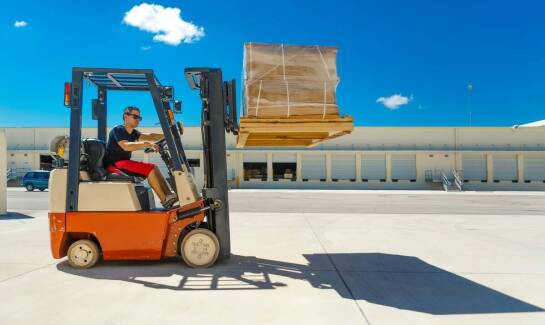 Jak transport sprzętu do miejsca pracy wpływa na realizację projektów?