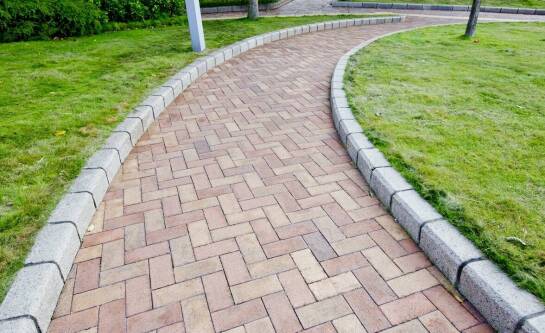 Jakie są kluczowe zalety klinkierowej kostki w przestrzeniach mieszkalnych?