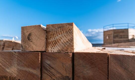 Wpływ wymiarowej stabilności drewna KVH na jakość konstrukcji