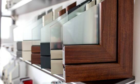 Aluminiowe parapety i ich zastosowanie w narożnych konstrukcjach budynków