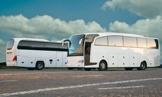 Jak nowoczesna technologia wspiera przewozy osobowe do szkoleń?