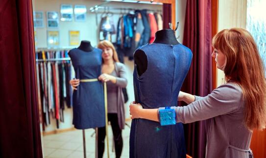 Profesjonalne krawieckie przeróbki: jak podkreślają indywidualny styl klientów?