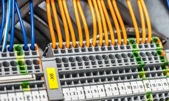 Rola kablowych wiązek w optymalizacji pracy sterowniczych szaf