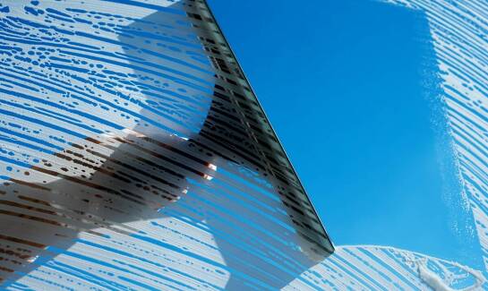 Techniki mycia witryn a ich wpływ na trwałość szklanych powierzchni