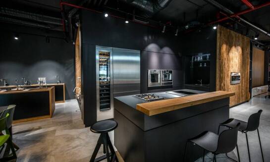 Czy warto inwestować w przysufitowy okap z funkcją automatycznego sterowania?