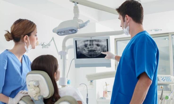 Jakie są zalety współpracy z kliniką stomatologiczną przy planowaniu leczenia zębów?