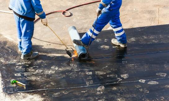 Profesjonalne usługi naprawy płaskich dachów: dlaczego warto z nich skorzystać?