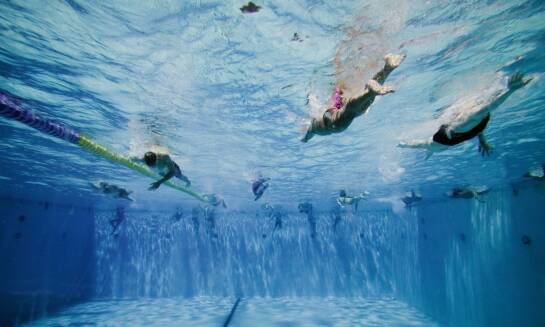 Organizacja pływackich obozów – jakie korzyści przynoszą dzieciom?