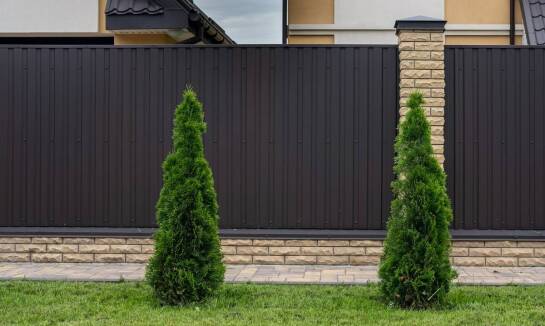 Jakie style ogrodzeń dominują w współczesnej architekturze?