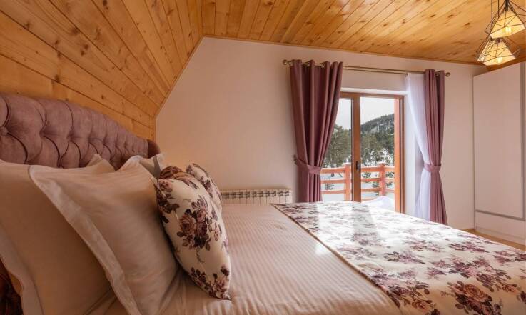 Zorganizuj rodzinny wyjazd w domku z bali w sercu Beskidów.