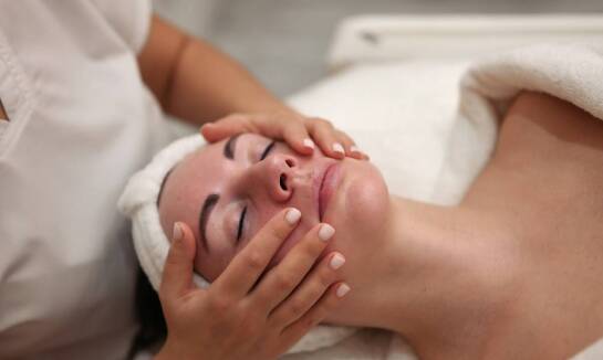 Peelingi chemiczne – co warto wiedzieć przed zabiegiem?