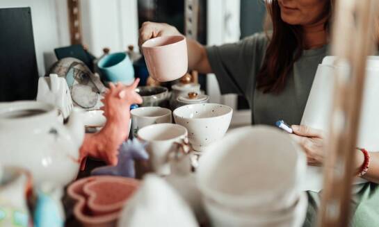 Zalety personalizacji poprzez malowane zdjęcia na porcelanie