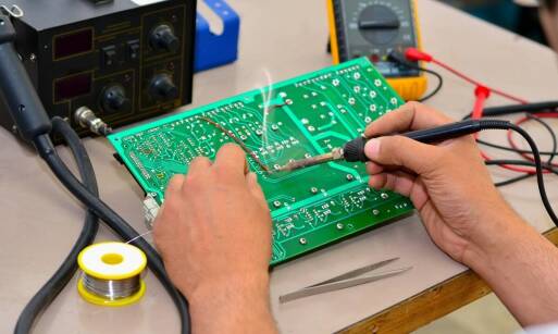 Jakie są podstawowe kroki w procesie naprawy falowników?