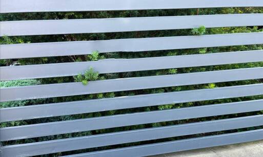 Grafitowe ogrodzeniowe panele jako element nowoczesnego krajobrazu