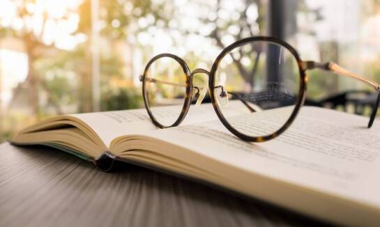 Jakie są najczęstsze objawy wskazujące na konieczność korekcji wzroku?