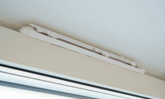 Właściwości rolet Fakro – co czyni je wyjątkowymi w ofercie na e-oknadachowe.pl?