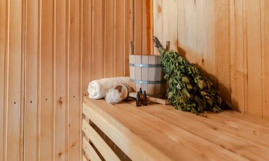 Komfortowa strefa relaksu: jacuzzi i sauna w domkach do wynajęcia