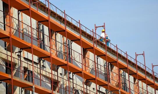 Jakie czynniki wpływają na wybór odpowiednich rusztowań do elewacyjnych projektów?