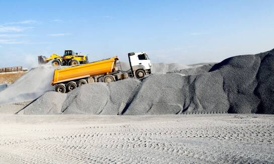 Przewóz sypkich materiałów: rola transportu HDS w efektywności załadunku