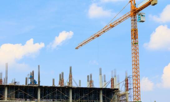 Jakie czynniki wpływają na wybór odpowiedniego dźwigu do projektu?