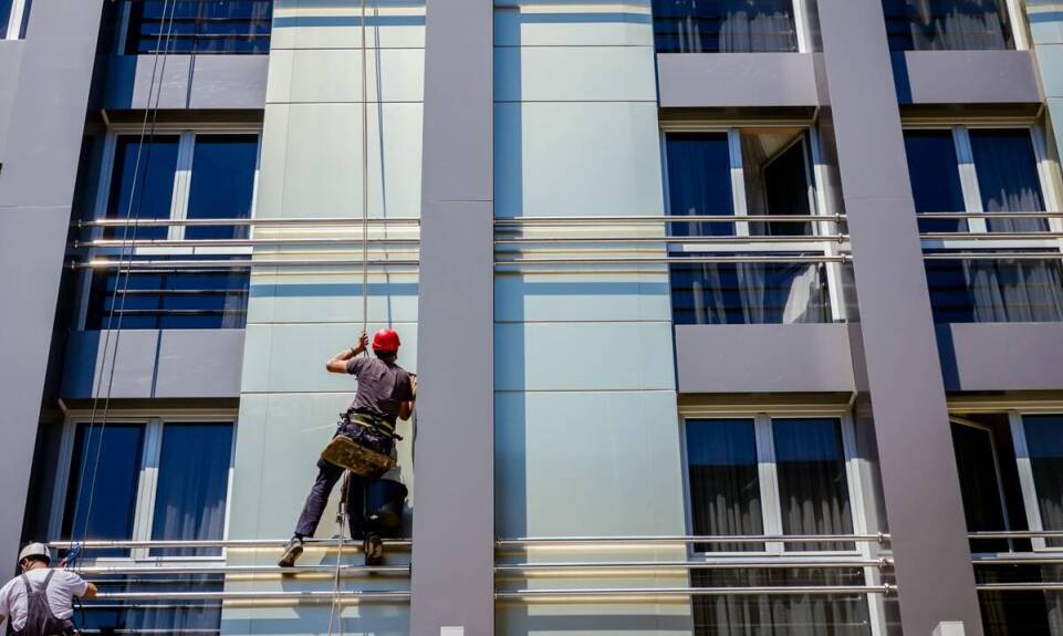 Zalety wynajmu podnośników do mycia elewacji i okien w Kielcach