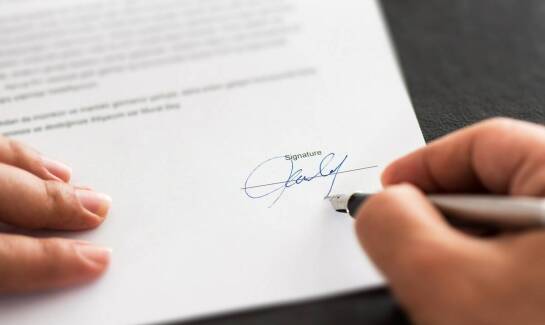 Kluczowe elementy umowy przy wynajmie autokaru do przewozów pracowniczych