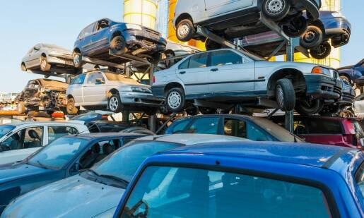 Jakie są kluczowe aspekty współpracy z auto złomem w zakresie kasacji pojazdów?