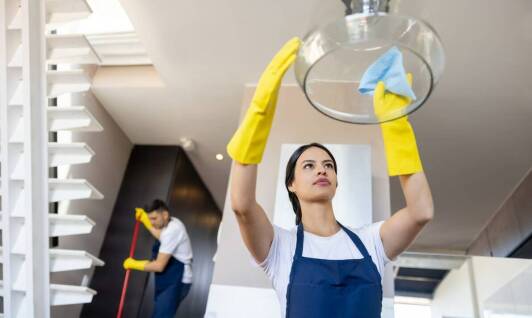 Elastyczne godziny pracy przy sprzątaniu biur – korzyści dla firm