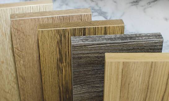 Różne typy opalenia drewna a ich zastosowanie na elewacjach