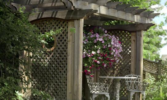 Jakie funkcje pełnią altany w ogrodowej przestrzeni?