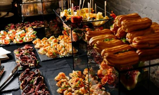 Zaskakujące połączenia smaków w nowoczesnych daniach cateringu w Skierniewicach